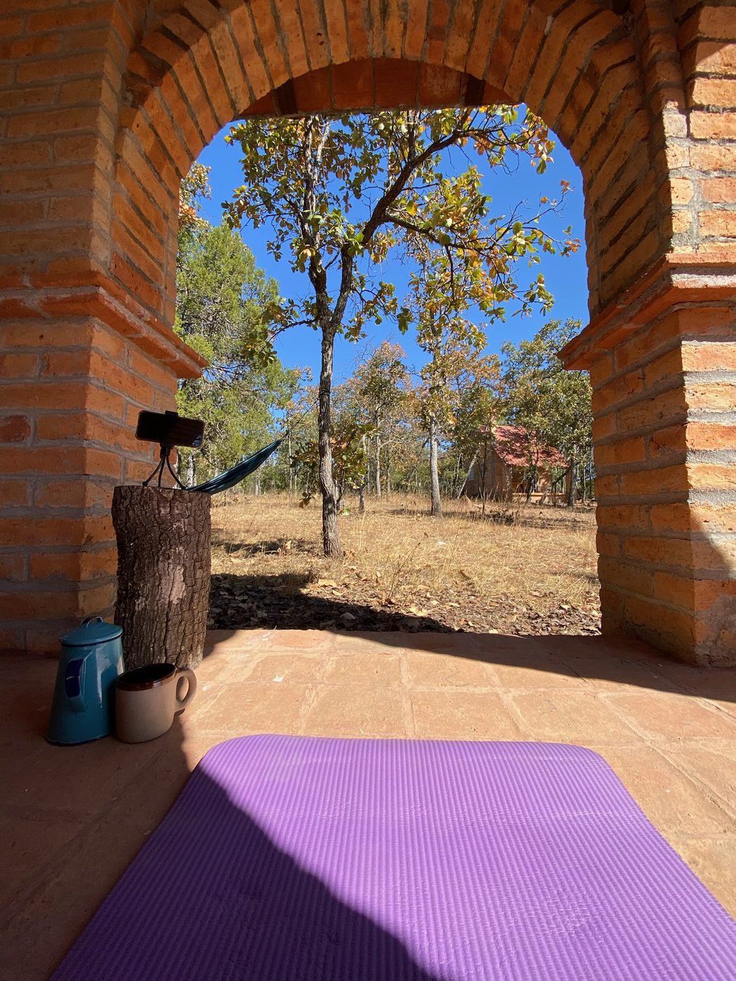 Tapete de yoga bajo los arcos de ladrillo