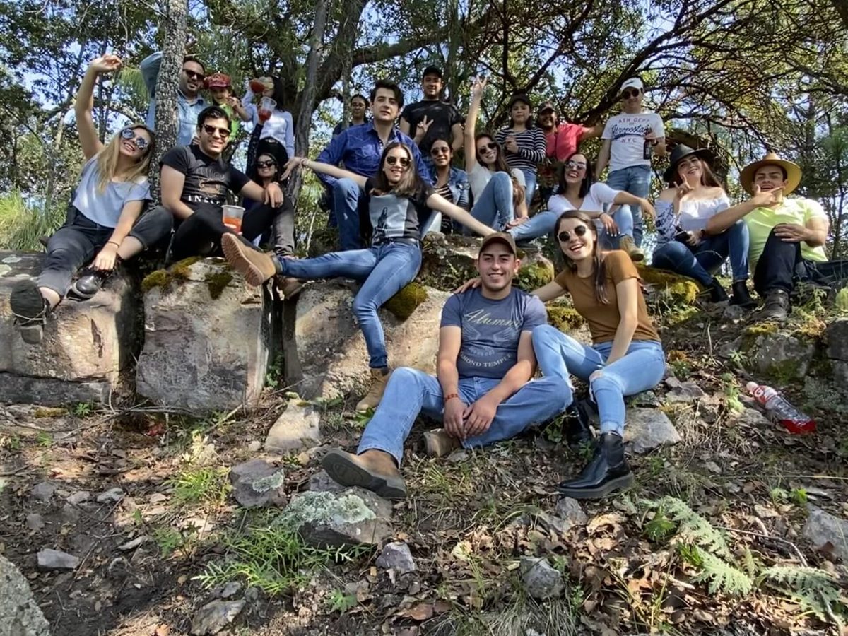 Grupo de amigos entre los encinos del terreno
